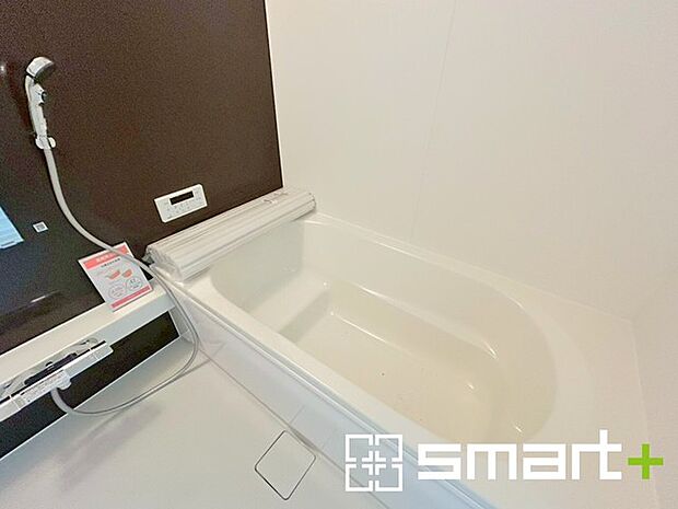 〜浴室乾燥機付きの浴室〜 ・浴室には乾燥機が付いているので雨の日でも洗濯物を干すことが可能です。 ・水はけの良い床材など機能面も充実。マイクロバブルなどオプションもご相談くださいませ。 