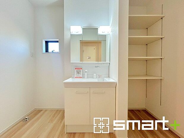 〜収納も充実の洗面所〜 ・洗面所にはリネンスペースを設ける事でタオルや洗剤などの置場にも困りません。 ・意外とリネンスペースがある物件は少ないので、ぜひ現地でその魅力をご確認ください。 