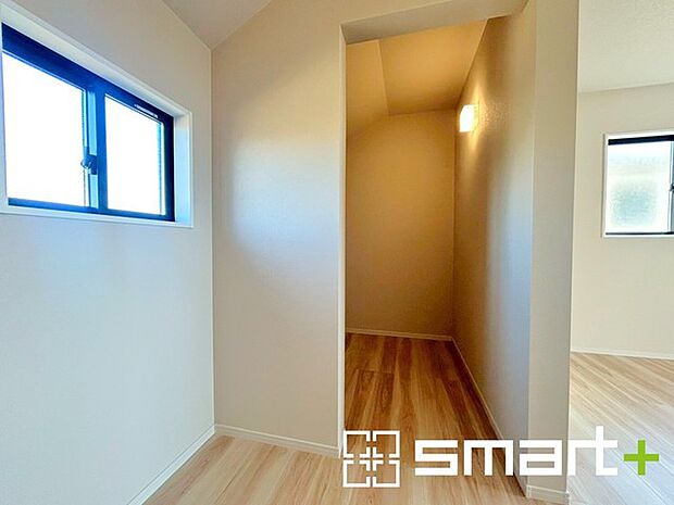 ~憧れのウォークインクローゼット~ ・居室にウォークインを設ける事で季節ものや趣味の用具などもスッキリと収納可能です。 ・ぜひ現地でその便利さをご体感くださいませ。