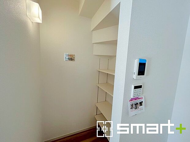 〜パントリーのあるお住まい〜 ・キッチン横にパントリー（食糧庫）をご用意。買い溜めした食材などはもちろん、ティッシュなどの置場としてもご利用いただけます。 ・ぜひ現地でご確認くださいませ。 