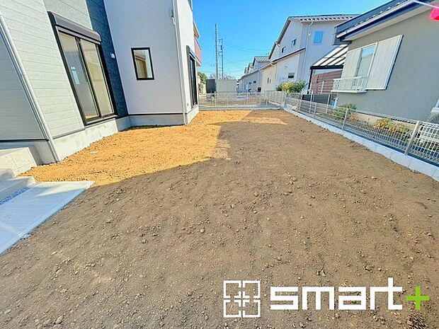 ~広々したお庭のある邸宅~ ・余裕の敷地には広いお庭もご用意。 ・ガーデニングや安らぎの空間として、倉庫を置いたりと様々な活用が可能です。 ・人工芝の敷設などもお気軽にご相談くださいませ。