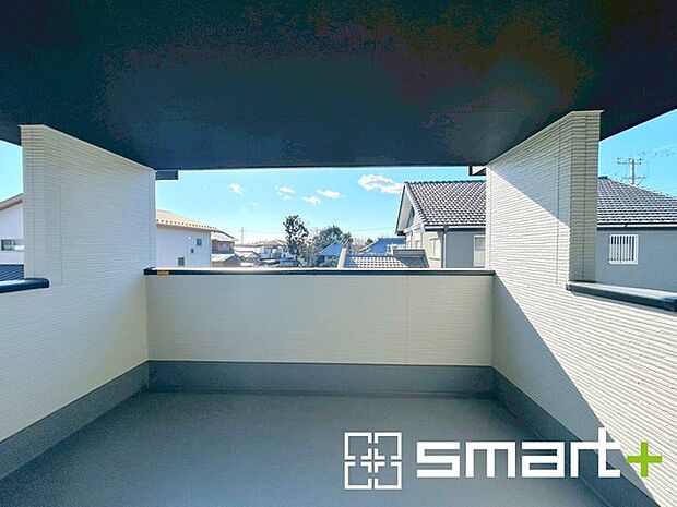 〜屋根付きのバルコニー〜 ・バルコニーは屋根付きなので急な雨でも安心です。 ・奥行きもあるので洗濯物が干しやすいのも嬉しいポイントですね。 