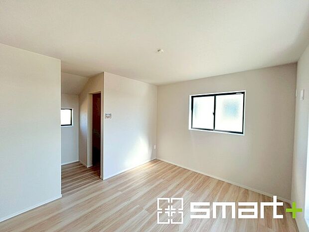 〜ウォークインクローゼット、フリースペースのあるお部屋〜 ・人気のウォークインクローゼットをご用意。季節物や趣味の道具などもスッキリと収納が可能です。 