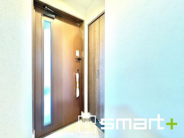 ~穏やかな陽が入る玄関~ ・玄関ドアにガラス部分を設ける事で穏やかな陽の入る玄関になります。 ・備え付けのシューズボックスはたっぷりしまえて玄関がスッキリ片付きますね。