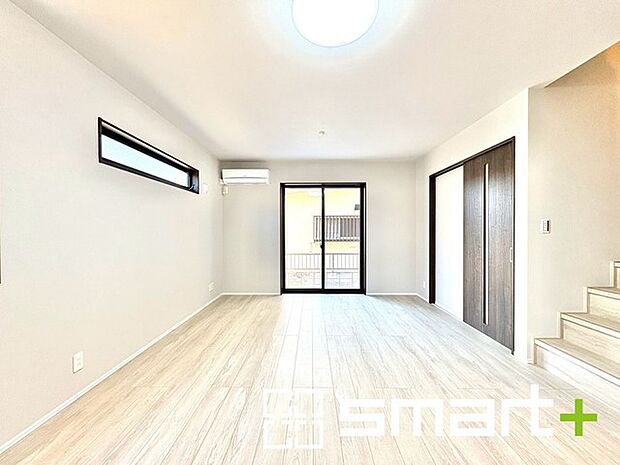 〜穏やかな陽の入るＬＤＫ〜 ・大きな窓のあるＬＤＫは陽当りも良好で明るい空間となっております。 ・ご家族団らんなど過ごす時間の多いＬＤＫが明るいのは嬉しいポイントですね。 