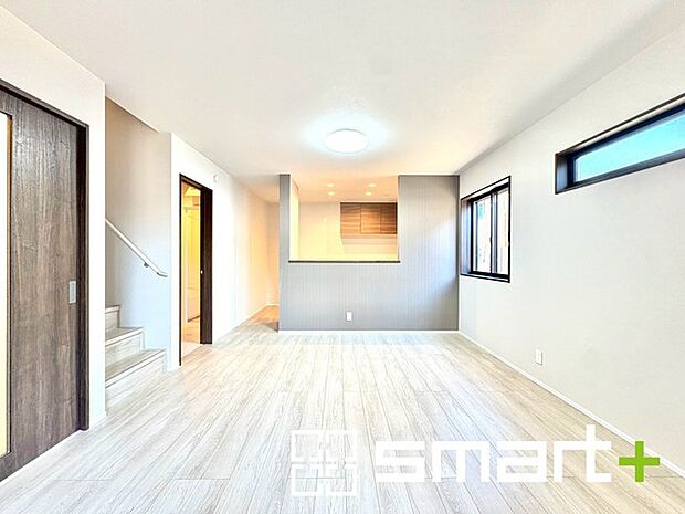 〜開放的なリビングイン階段〜 ・ご家族のお出掛けや帰宅がわかるリビングイン階段。自然とコミュニケーションが増えますね。 ・家事をしながらリビング全体が見渡せるカウンターキッチンも魅力。 