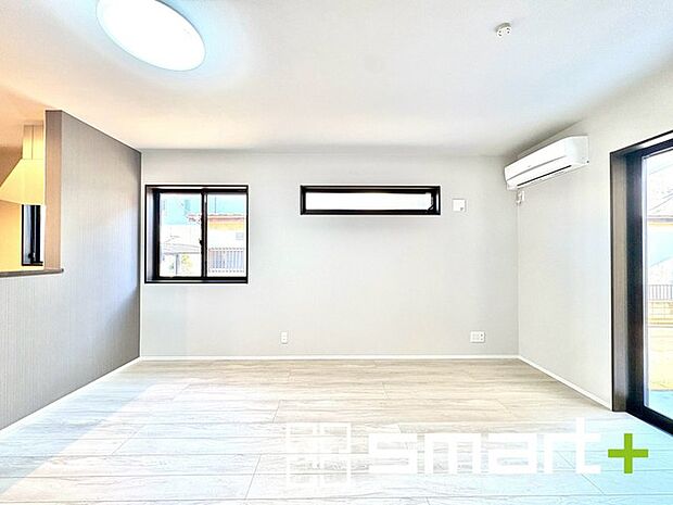 〜日当り良好のＬＤＫ〜 ・たくさんの窓からたっぷりの陽光が差し込む明るいリビングで寛ぎのひと時を。 ・柔らかみのあるナチュラルカラーで、家具やカーテンの色も選びやすいです。 