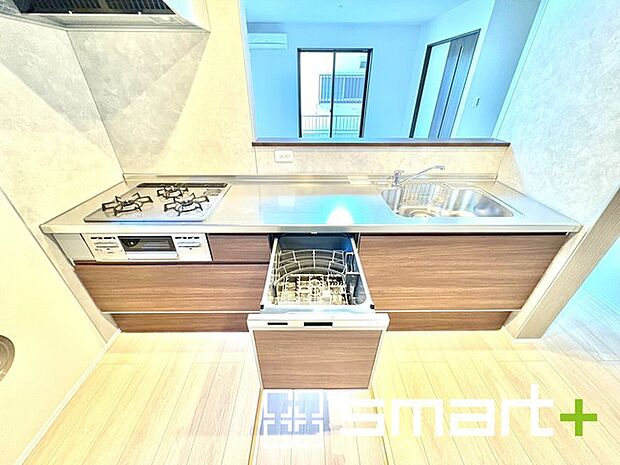 ~食器洗浄機を標準装備~ ・キッチンにはビルトインタイプの食器洗浄機を標準装備。 ・家事にかける時間を削減でき、「自分時間」を増やすことができる嬉しいアイテムです。