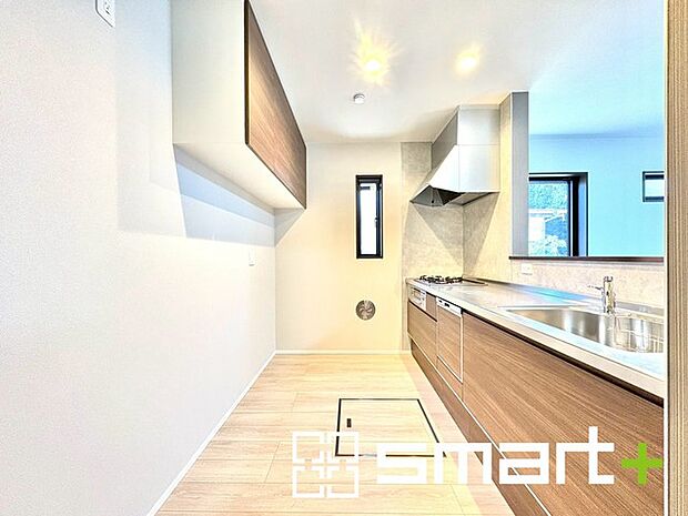 〜人気のカウンターキッチン〜 ・キッチンは人気のカウンタータイプを採用。「ご家族の顔が見える」造りです。 ・蛇口に浄水器が内蔵されているなど機能面でも優れた仕様です。 