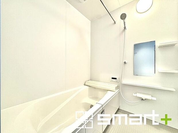 〜浴室乾燥機付きの浴室〜 ・浴室には乾燥機が付いているので雨の日でも洗濯物を干すことが可能です。 ・水はけの良い床材など機能面も充実。マイクロバブルなどオプションもご相談くださいませ。 