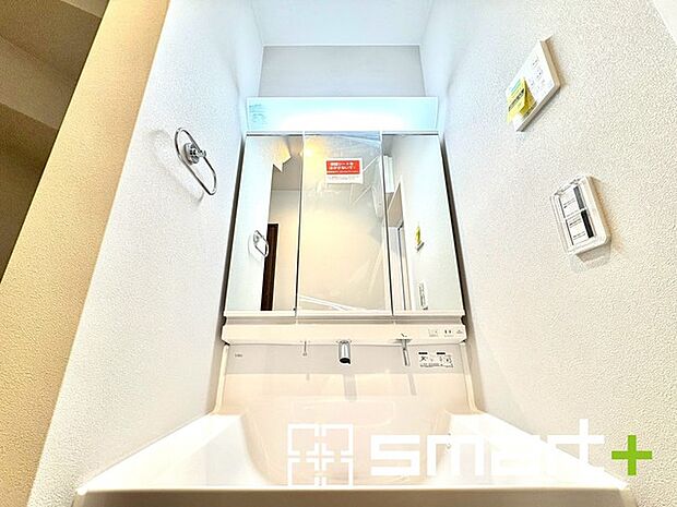 ~人気の三面鏡を採用~ ・洗面台は三面鏡仕様なので鏡の角度を変える事で頭の後ろの方までご確認可能です。 ・鏡の裏が収納になっておりますので、洗面台周りもスッキリと片付きます。