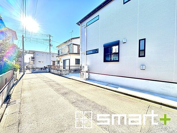 ～閑静な住宅街の立地～ ・周辺は閑静な住宅街となっておりますので、静かな暮らしをご実現いただけます。 ・前面道路の交通量も多くないので、小さなお子様がいるご家庭でもご安心ですね。 