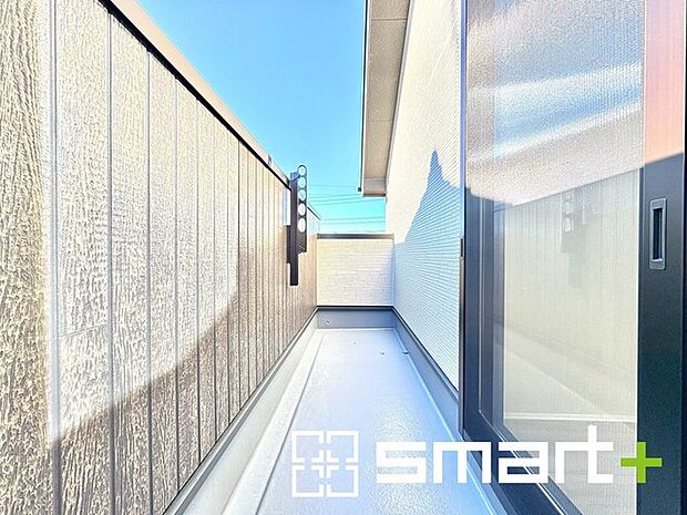 〜洗濯物も干しやすいバルコニー〜 ・バルコニーには物干し竿受けが標準装備されております。 ・テラス屋根等のオプションもお気軽にご相談くださいませ。 