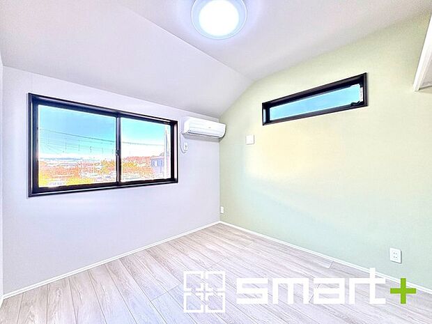 ~2面採光の明るいお部屋~ ・洋室は2面採光とする事で穏やかな陽の入る明るい空間となっております。 ・くつろぎのプライベート時間を明るい空間で穏やかにお過ごしいただけます。