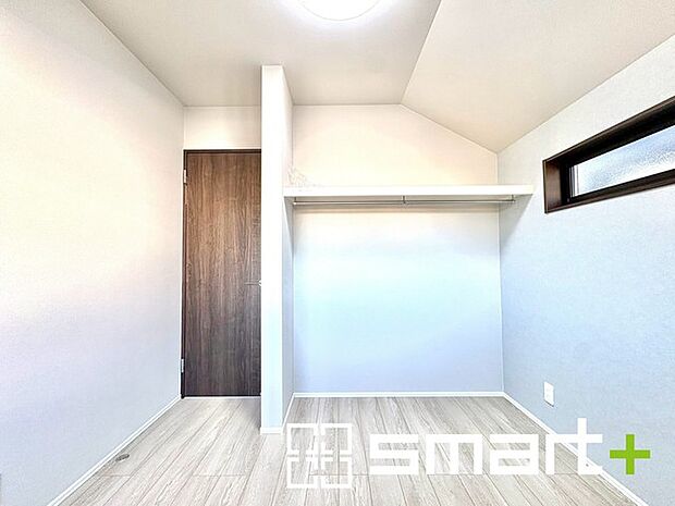 〜自然な風合いの洋室〜 ・ナチュラルな色彩で纏められた洋室は家具のコーディネートもしやすくなっております。 ・どんな家具にするか考えるだけでも楽しくなってきますね。 