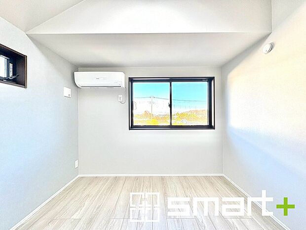 ~明るく暖かな光が差し込む洋室~ ・大きな窓からたっぷりの光が舞い込み、お部屋全体を優しく包み込んでくれます。 ・収納付きなので整理整頓しやすく、生活空間が広がりますね。