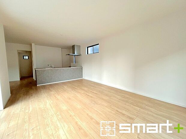 〜余裕の空間が広がるＬＤＫ〜 ・23帖あるＬＤＫはご家族団らんのお時間を余裕の広さで演出してくれます。 ・ご内覧の際は家具の配置などもイメージしながらご覧くださいませ。 