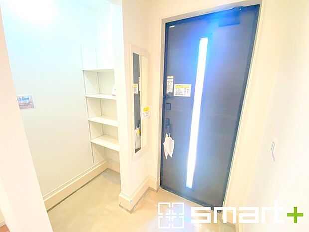 〜シューズインクロークのある玄関〜 ・玄関横にシューズインクロークをご用意。 ・追加の靴置きとしてはもちろん、スキー・ゴルフなど趣味の用具の置場としてもご利用いただけます。 