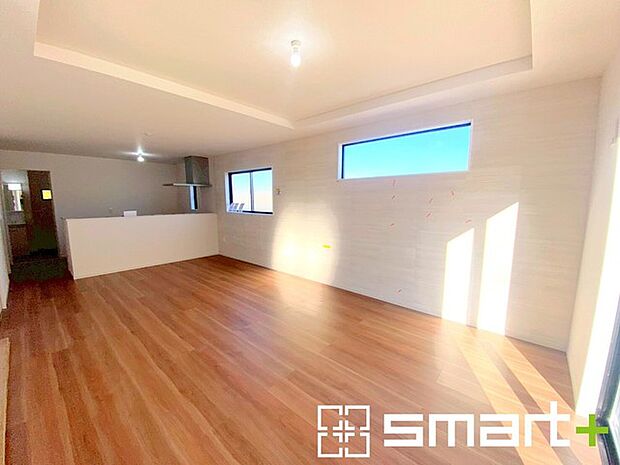 〜折り上げ天井のあるＬＤＫ〜 ・一部天井を高くする折り上げ天井を配する事で縦への空間が生まれ、開放感のある広々とした仕様に。 ・ぜひ現地でその魅力をご体感くださいませ。 