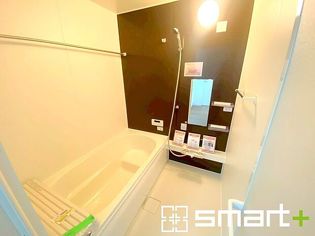 〜暖房乾燥機付きの浴室〜 ・ヒートショック対策にもなる浴室暖房を標準装備。冬場でも暖かくしてからご入浴が可能です。 ・もちろん乾燥機も付いておりますので、雨の日でも洗濯物を干せますよ。 