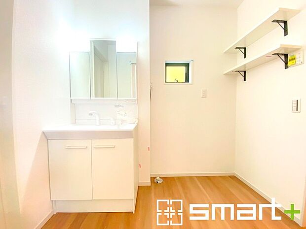 〜シャワー付き洗面台を採用〜 ・洗面台の蛇口がホースで伸びシャワーとしてご利用可能。 ・朝の寝ぐせ直しなどにシャワーを使いたい時、洗面台の掃除をする際にも便利にお使いいただけますよ。 