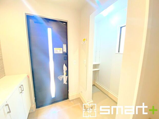 〜シューズインクロークのある玄関〜 ・玄関横にシューズインクロークをご用意。 ・追加の靴置きとしてはもちろん、スキー・ゴルフなど趣味の用具の置場としてもご利用いただけます。 