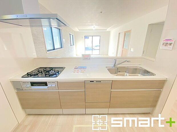 〜食器洗浄機を標準装備〜 ・キッチンにはビルトインタイプの食器洗浄機を標準装備。 ・家事にかける時間を削減でき、「自分時間」を増やすことができる嬉しいアイテムです。 