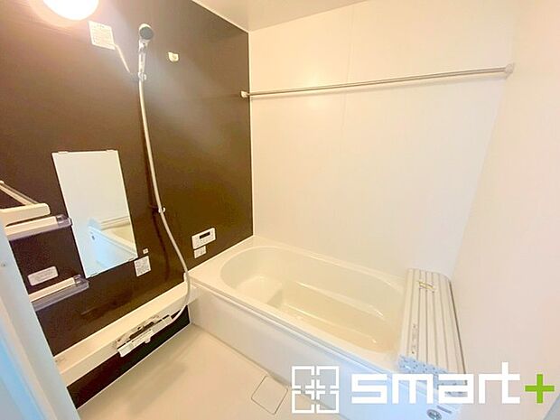 〜暖房乾燥機付きの浴室〜 ・ヒートショック対策にもなる浴室暖房を標準装備。冬場でも暖かくしてからご入浴が可能です。 ・もちろん乾燥機も付いておりますので、雨の日でも洗濯物を干せますよ。 