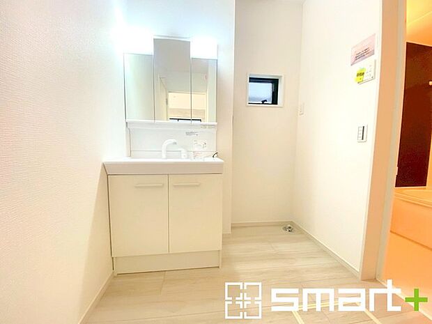 〜シャワー付き洗面台を採用〜 ・洗面台の蛇口がホースで伸びシャワーとしてご利用可能。 ・朝の寝ぐせ直しなどにシャワーを使いたい時、洗面台の掃除をする際にも便利にお使いいただけますよ。  