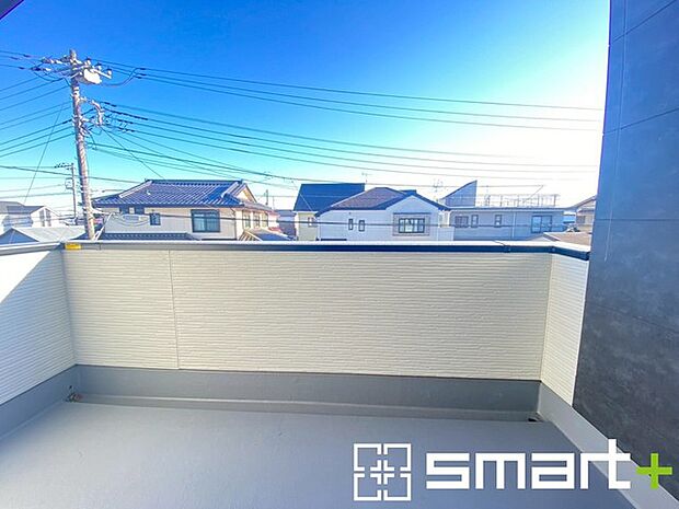 〜ワイドバルコニーを採用〜 ・バルコニーはワイドタイプなので、洗濯物を沢山干す事が可能です。 ・テラス屋根などのオプションもお気軽にご相談くださいませ。 