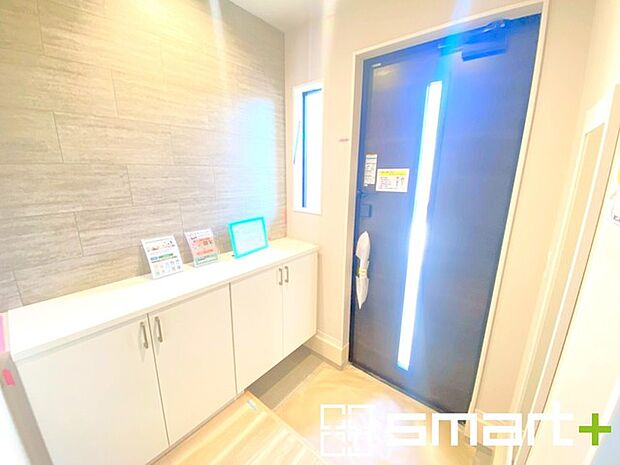 〜十分な容量のシューズボックス〜 ・備え付けのシューズボックスは充分な容量を確保。 ・より大型のものへのご変更などご希望の方もお気軽にご相談くださいませ。 