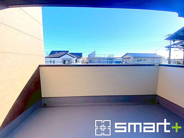 〜ワイドバルコニーを採用〜 ・バルコニーはワイドタイプなので、洗濯物を沢山干す事が可能です。 ・テラス屋根などのオプションもお気軽にご相談くださいませ。 