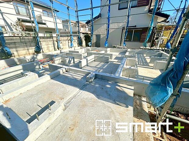 〜ベタ基礎でしっかりとした土台〜 ・コンクリートの中に鉄筋を配し強度を高めた「ベタ基礎」を採用。 ・しっかりとした土台を造ったうえで、その上に建物が築造されていきます。 