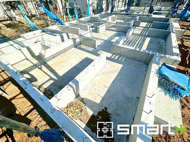 〜ベタ基礎でしっかりとした土台〜 ・コンクリートの中に鉄筋を配し強度を高めた「ベタ基礎」を採用。 ・しっかりとした土台を造ったうえで、その上に建物が築造されていきます。 