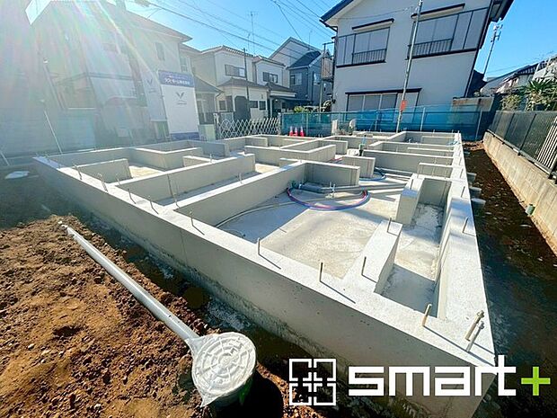 〜ベタ基礎でしっかりとした土台〜 ・コンクリートの中に鉄筋を配し強度を高めた「ベタ基礎」を採用。 ・しっかりとした土台を造ったうえで、その上に建物が築造されていきます。 