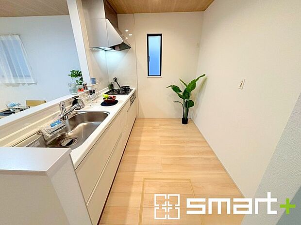 〜使い勝手の良いシステムキッチン〜 ・料理がしやすい設計のキッチンでお料理もはかどりますね。 ・もちろんキッチン下部は収納になっておりますので、フライパンなども収納可能です。 