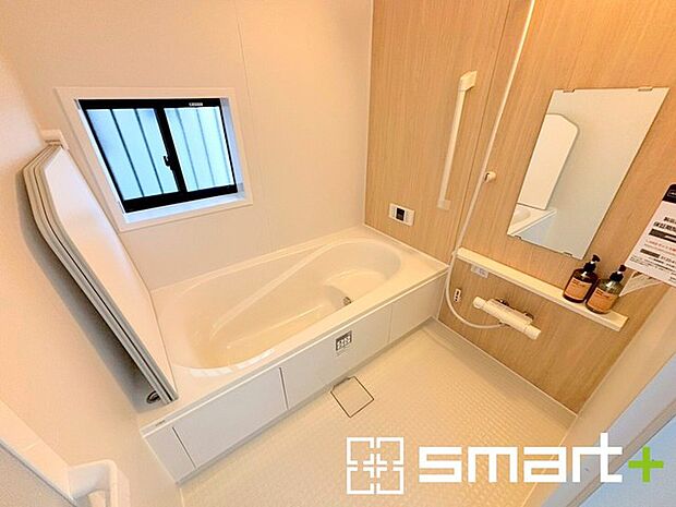 〜浴室乾燥機付きの浴室〜 ・浴室には乾燥機が付いているので雨の日でも洗濯物を干すことが可能です。 ・水はけの良い床材など機能面も充実。マイクロバブルなどオプションもご相談くださいませ。 