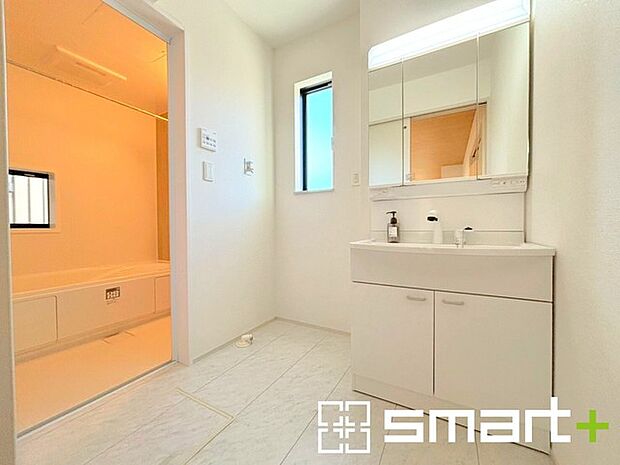 〜シャワー付き洗面台を採用〜 ・洗面台の蛇口がホースで伸びシャワーとしてご利用可能。 ・朝の寝ぐせ直しなどにシャワーを使いたい時、洗面台の掃除をする際にも便利にお使いいただけますよ。 