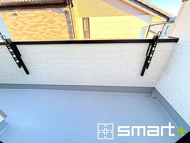 〜洗濯物も干しやすいバルコニー〜 ・バルコニーには物干し竿受けが標準装備されております。 ・テラス屋根等のオプションもお気軽にご相談くださいませ。