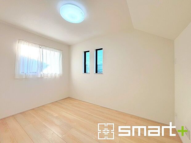 〜オプション施行もお任せください〜 ・フローリングの変色など劣化を軽減し、水をこぼした場合などにも防いでくれるフロアコーテイングが人気となっております。 ・オプション施行もお任せください。