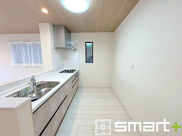 〜使い勝手の良いシステムキッチン〜 ・料理がしやすい設計のキッチンでお料理もはかどりますね。 ・もちろんキッチン下部は収納になっておりますので、フライパンなども収納可能です。 