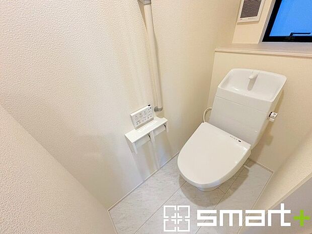 〜窓付きの明るいトイレ〜 ・清潔感あるシャワートイレ。窓があるので換気もしやすく快適ですね。 ・背面にある棚はトイレットペーパーなどの置き場や飾り棚としても利用できますね。