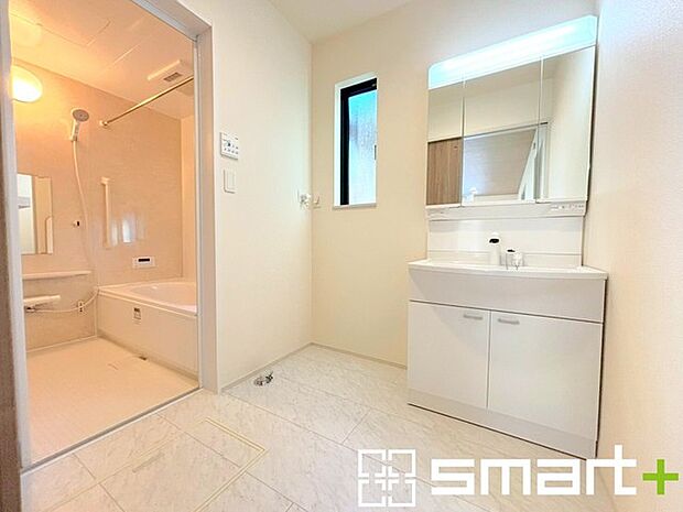 〜明るい洗面スペース〜 ・窓から明るい陽が入り、気持ちよく朝の支度ができますね。 ・使い勝手の良い三面鏡タイプのシャワー付き洗面化粧台。鏡の裏に収納があるので洗面台周りもスッキリ。