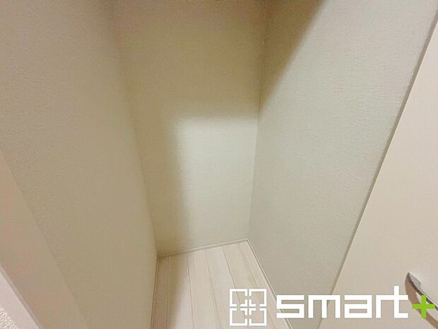 〜ちょっとした空間も有効活用〜 ・廊下も無駄にせずしっかりと収納をご用意。ちょっとしたスペースも無駄にしません。 ・掃除機など意外と置場に困る物もしっかりと収納可能です。 