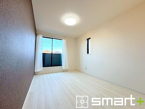 〜明るく暖かな光が差し込む洋室〜 ・大きな窓からたっぷりの光が舞い込み、お部屋全体を優しく包み込んでくれます。 ・くつろぎのプライベート時間を明るい空間で穏やかにお過ごしいただけます。