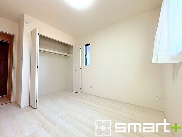 〜自然な風合いの洋室〜 ・ナチュラルな色彩で纏められた洋室は家具のコーディネートもしやすくなっております。 ・どんな家具にするか考えるだけでも楽しくなってきますね。 