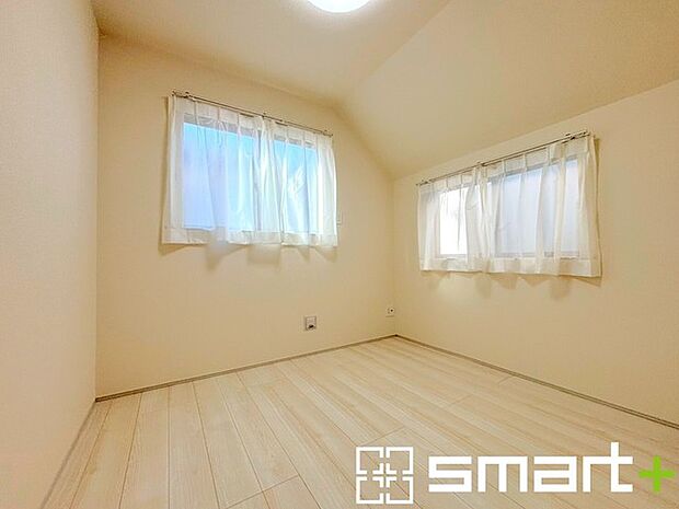 〜2面採光の明るいお部屋〜 ・洋室は2面採光とする事で穏やかな陽の入る明るい空間となっております。 ・くつろぎのプライベート時間を明るい空間で穏やかにお過ごしいただけます。 