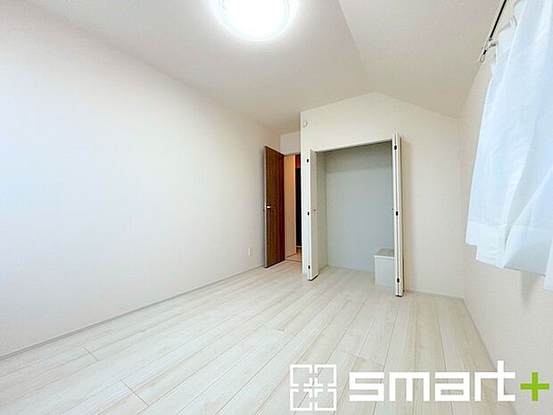 〜収納豊富な洋室〜 ・各居室に備え付けの収納をご用意。タンスなどを置く場合と比べ出っ張らないので部屋の中を有効のご活用いただけます。 ・収納の広さなどぜひ現地でご確認くださいませ。