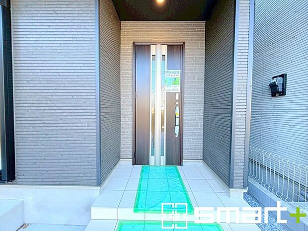 〜デザイン性に優れた玄関〜 ・モダンなデザインの玄関ドアを採用する事でお住まいの「顔」の印象が大きく変わります。 ・毎日帰宅した際に嬉しくなる仕様です。