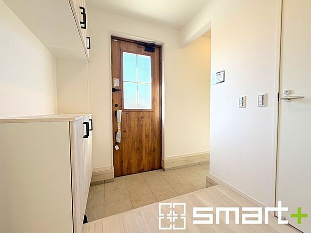 〜土間収納のある玄関〜 ・玄関横に土間収納をご用意。 ・追加の靴置きとしてはもちろん、スキー・ゴルフなど趣味の用具の置場としてもご利用いただけます。 